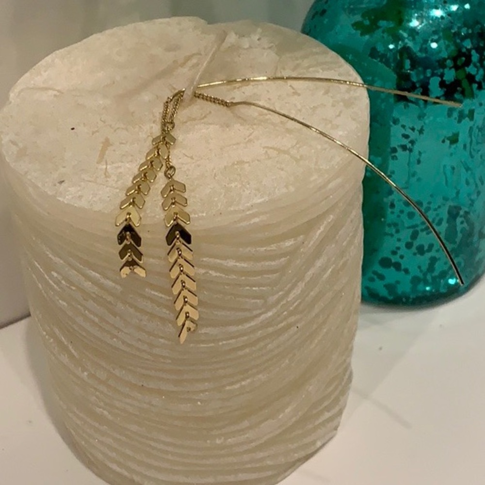 ⭐️HP⭐️ Threader gold arrow earrings - Picture 3 of 3